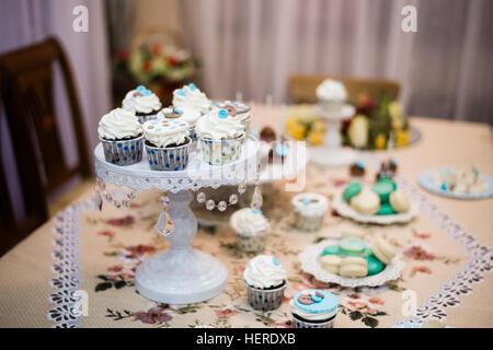 Dessert-Tabelle für eine Party. Ombre Kuchen, Muffins, süße und Blumen Stockfoto