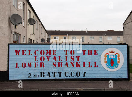 UDA Wandbild auf einer niedrigeren Shankill Wohnsiedlung Stockfoto