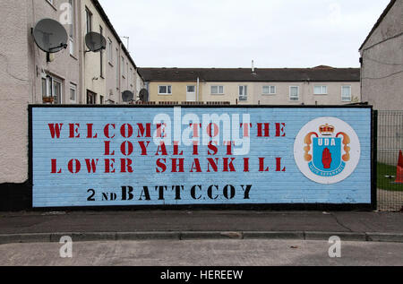 UDA Wandbild auf einer niedrigeren Shankill Wohnsiedlung Stockfoto