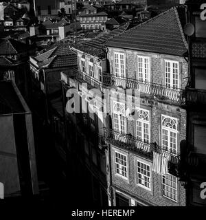 Ansicht der Altstadt von Porto, Portugal. Schwarz-weiß-Foto. Stockfoto