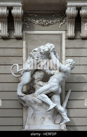 Statuengruppe, Hercules und Nemeischen Löwen, Reichskanzleitrakt, Hofburg Imperial Palace, Wildkaninchen Burghof, Wien, Österreich Stockfoto