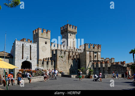 Scaliger Burg, Sirmione, Gardasee, Provinz Brescia, Lombardei, Italien Stockfoto