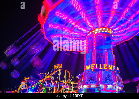 Karussell in Bewegung, schwingt Nacht Szene, Oktoberfest, München, Bayern, Deutschland Stockfoto