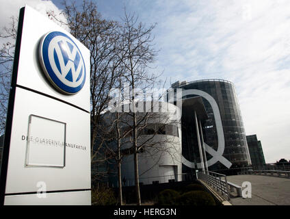 Eingang und Gebäude der VW Glasherstellung Pflanze, Dresden, Sachsen, Deutschland Stockfoto