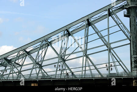 Blaues Wunder, blaues Wunder, ein Freischwinger-Fachwerkbrücke über die Elbe in Dresden, Sachsen, Deutschland Stockfoto