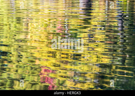 Im Herbst Laub spiegelt sich in einem See in Adirondack State Park, New York. Stockfoto