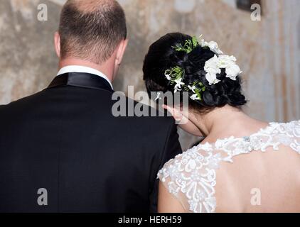 Rückansicht des Braut Bräutigam Schulter gelehnt Stockfoto