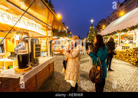 Prag Wenzelsplatz, Weihnachtsmärkte, Honig Wein auf Marktstand, Tschechische Republik Stockfoto