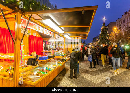 Weihnachtsmarkt Wenzelsplatz Menschen einkaufen Prag, Tschechische Republik Stockfoto