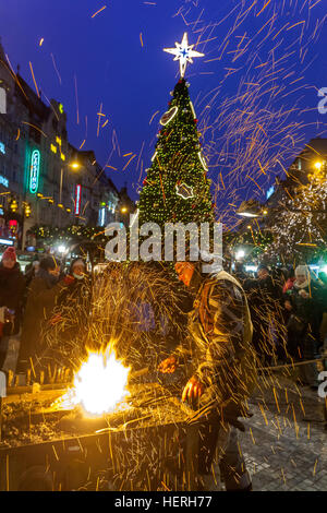 Prager Weihnachtsmarkt, Schmied Herstellung und Verkauf von Waren, Wenzelsplatz Prag, Tschechische Republik Vaclavske Namesti Stockfoto