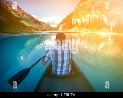 Rückansicht eines Mannes, der kayaking, Lake Louise, Alberta, Kanada Stockfoto