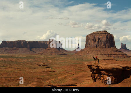 Vereinigte Staaten von Amerika, USA, Arizona, AR, Monument Valley, John Ford Point, markanten Felsformationen mit Cowboy auf Pferd Stockfoto