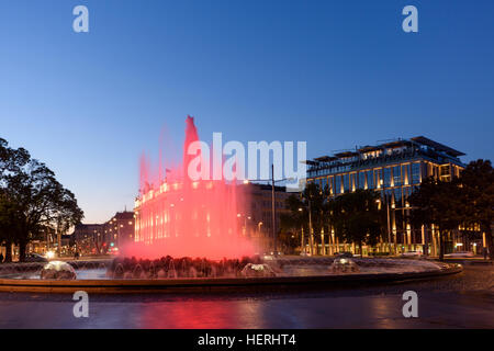 Die Helden Denkmal der Roten Armee in Schwarzenbergplatz in der Nacht mit Rotlicht-Brunnen in Wien, Österreich Stockfoto