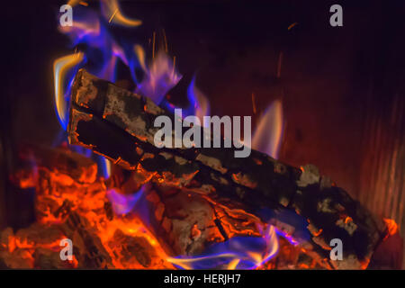 Nahaufnahme von Brennholz im Kamin verbrennen Stockfoto