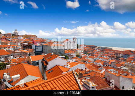 Blick auf die Alfama vom Miradouro de Santa Luzia, Lissabon, Portugal Stockfoto