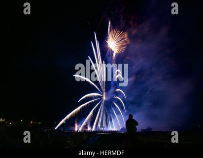 Silhouette eines Mannes, Feuerwerk, Malta Stockfoto