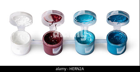 Nur wenige farbige Acrylfarben in offenen Gefäßen isoliert auf weißem Hintergrund Stockfoto