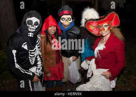 Kostümierte Jugendliche feiern Halloween als Skelette, kleine rote Riding Hood und tragen maskiert Sombrero. St Paul Minnesota MN USA Stockfoto