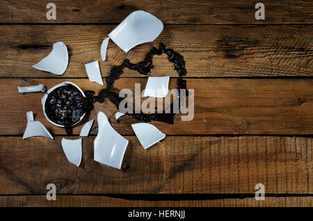 Love von Kaffeesatz aus der gebrochene Tasse erraten. Stockfoto