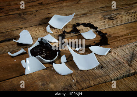 Love von Kaffeesatz aus der gebrochene Tasse erraten. Stockfoto