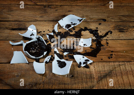 Love von Kaffeesatz aus der gebrochene Tasse erraten. Stockfoto