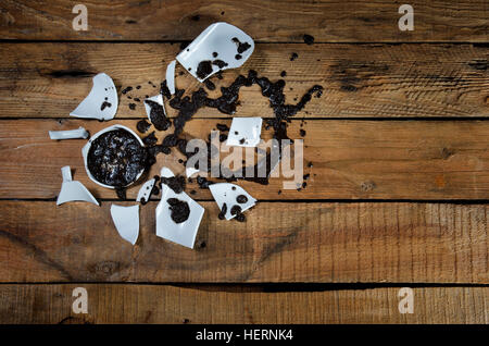 Love von Kaffeesatz aus der gebrochene Tasse erraten. Stockfoto