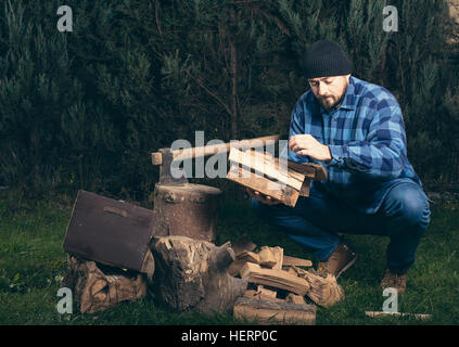 Mann Brennholz hacken Stockfoto