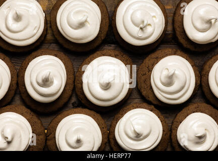 Heiße Schokoladen-Plätzchen mit Marshmallow Baiser auf dunklem Braun rustikal Holz Hintergrund Stockfoto