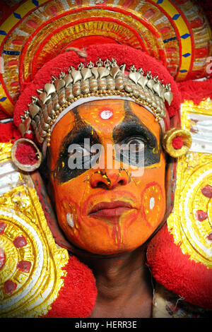 Theyyam Tänzerin aus Kerala Indien. Theyyam oder Theyyattam ist ein ritueller Tanzform im nördlichen Kerala beliebt. Stockfoto