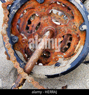 Rostigen Fahrrad Kurbel und Kette am Ocean Beach gefunden. Stockfoto