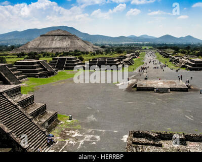 Blick von der Pyramide des Mondes von der "Straße der Toten" und der Pyramide der Sonne - Teotihuacan, Mexiko Stockfoto