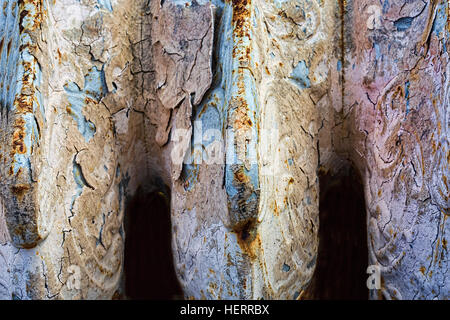 Spitze der alten Heizung Heizkörper in Schrottplatz mit Alter, Farbe und Schmutz überzogen. Stockfoto