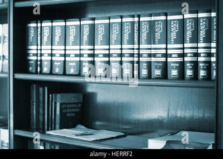Alten juristische Bücher Recht berichtet in den Regalen der Kanzlei der Rechtsanwälte und Juristen in gerichtlichen Präsenzbibliothek. Stockfoto