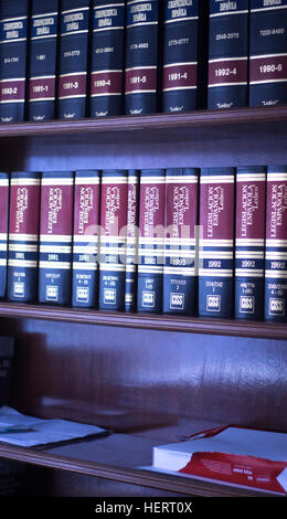 Alten juristische Bücher Recht berichtet in den Regalen der Kanzlei der Rechtsanwälte und Juristen in gerichtlichen Präsenzbibliothek. Stockfoto