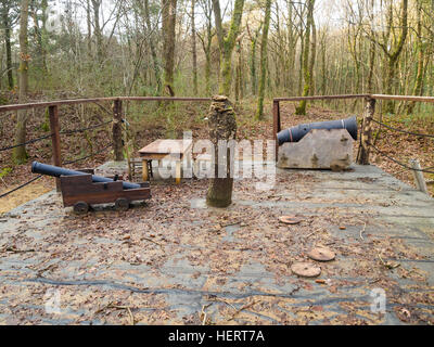 Rollenspieler Piraten Kanonen in Wäldern Stockfoto