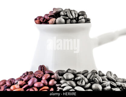 Weiße Turk mit Kaffee auf weißem isoliert Hintergrund in der Hälfte der Farbe Stockfoto