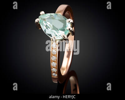 Goldener Ring mit Edelstein auf schwarzem Hintergrund isoliert. Stockfoto