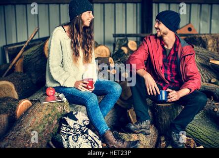 Menschen Freundschaft Camping Sägemühle Entspannungs Zweisamkeit-Konzept Stockfoto