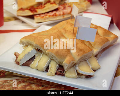 Italienisches Brot Keile gefüllt mit Rohschinken und Frischkäse auf weißen Teller Stockfoto