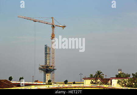 Moderne Konstruktion des hohen Betonpfeiler der Brücke mit Turmdrehkran Stockfoto