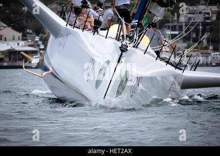 Sydney, Australien. 22. Dezember 2016. Die neuen umgekehrte Bogen und einer langen Bugspriet abgebildete on100ft Maxi Rennyacht CQS vor dem Start der Rolex Sydney Hobart Yacht Race. © Hugh Peterswald/Pacific Press/Alamy Live-Nachrichten Stockfoto