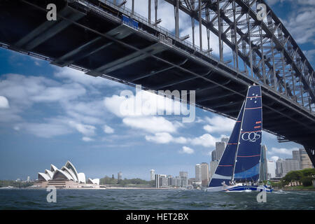 Sydney, Australien. 22. Dezember 2016. 100ft Maxi Rennyacht CQS abgebildet Segeln unter der Sydney Harbour Bridge während einen Trainingslauf am Hafen von Sydney vor dem Start der Rolex Sydney Hobart Yacht Race. © Hugh Peterswald/Pacific Press/Alamy Live-Nachrichten Stockfoto