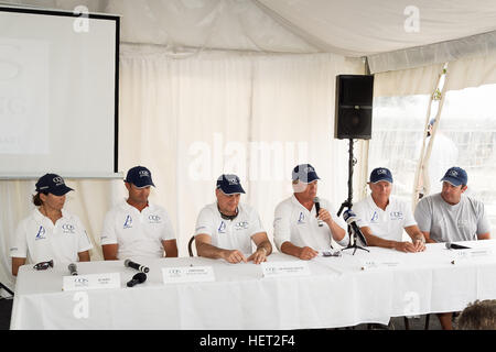 Sydney, Australien. 22. Dezember 2016. Sir Michael Hintze (3L) und Skipper Ludde Ingvall (4L) und Crew im Bild bei der Pressekonferenz zum Start der 100ft Maxi racing yacht CQS vor dem Start der Rolex Sydney Hobart Yacht Race. © Hugh Peterswald/Pacific Press/Alamy Live-Nachrichten Stockfoto