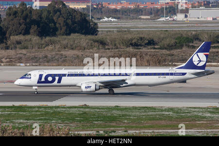 VIELE polnische Airlines Embraer ERJ-195LR Rollen entlang der Start-und Landebahn am Flughafen El Prat in Barcelona, Spanien. Stockfoto