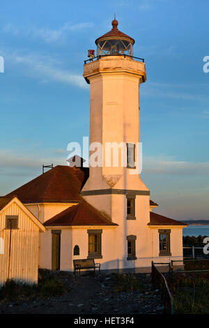 WA13014-00... WASHINGTON - Punkt Wilson Lighthouse befindet sich am Admiralty Inlet im Fort Worden State Park in der Nähe von Port Townsend. Stockfoto