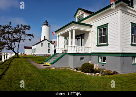 WASHINGTON - neuer Leuchtturm Dungeness und Tierpfleger Haus am Spieß auf der Straße von Juan De Fuca nahe Sequim Dungeness. Stockfoto