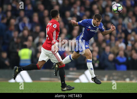 Chelseas Cesar Azpilicueta (rechts) und Manchester United Jesse Lingard in Aktion Stockfoto