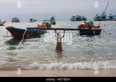 Ein Junge spielt auf Mae Haad in Koh Tao. Stockfoto