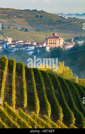 Über Nebbiolo Weinberge und die Stadt von Barolo, Piemont, Italien Dawn Stockfoto