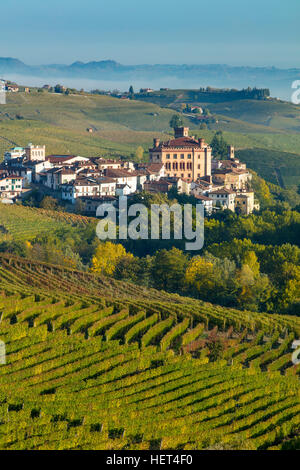 Morgendämmerung über Weinberge und Stadt Barolo, Piemont, Italien Stockfoto